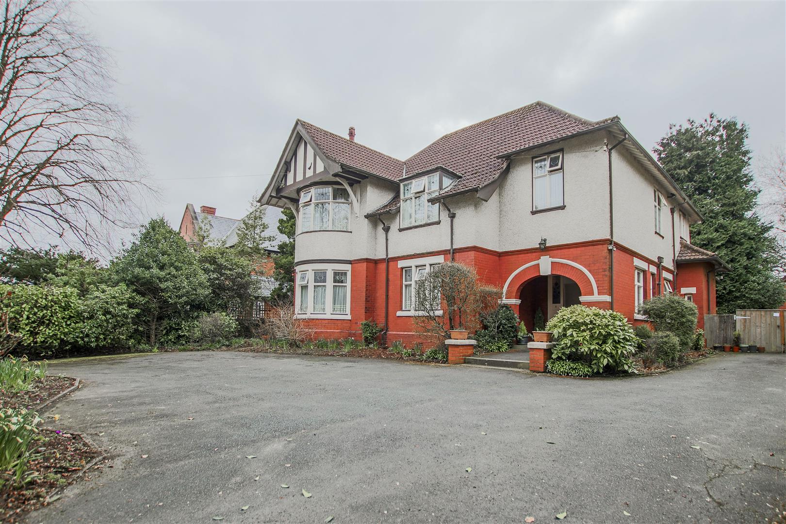 5 Bedroom Detached House For Sale - Main Image